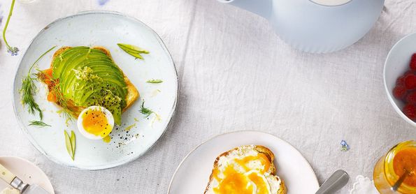 Buttertoast mit Avocado, Räucherlachs &  weichem Ei