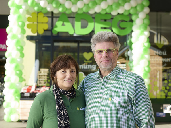 ADEG Kaufmann Robin Roffel mit seiner Lebensgefährtin Mihaela vor ihren neuen ADEG Markt in Ebensee