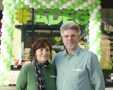 ADEG Kaufmann Robin Roffel mit seiner Lebensgefährtin Mihaela vor ihren neuen ADEG Markt in Ebensee