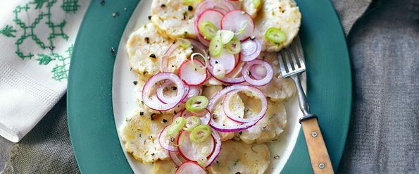 Knödelcarpaccio mit Essig und Öl