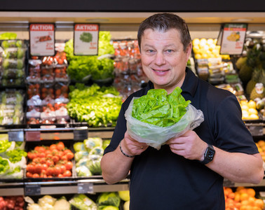 Bild_01: Dragan Zubcic aus Hörbranz in Vorarlberg legt großen Wert auf die Rettung von Lebensmitteln. ©REWE Großhandel GmbH / Weissengruber