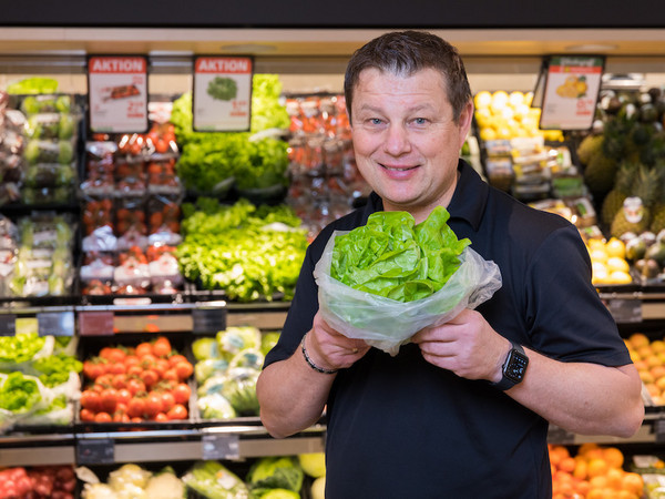 Bild_01: Dragan Zubcic aus Hörbranz in Vorarlberg legt großen Wert auf die Rettung von Lebensmitteln. ©REWE Großhandel GmbH / Weissengruber