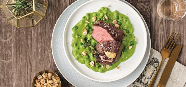 Rosa Hüftsteak mit Erbsenpüree und Erdäpfel-Radieschen-Salat