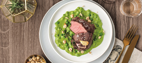 Rosa Hüftsteak mit Erbsenpüree und Erdäpfel-Radieschen-Salat