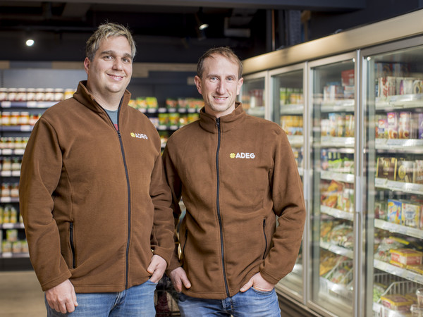 Die beiden „Knödelbarone“ Andreas Frühwirt (links) und Axel Kronberger (rechts) aus dem Salzburger Pinzgau sind von nun an auch ADEG Kaufmänner.