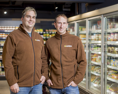 Die beiden „Knödelbarone“ Andreas Frühwirt (links) und Axel Kronberger (rechts) aus dem Salzburger Pinzgau sind von nun an auch ADEG Kaufmänner.