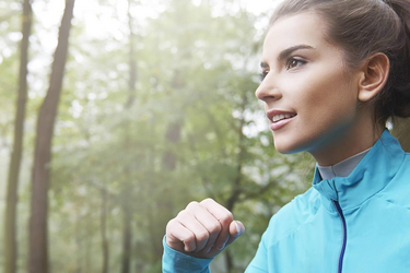 Junge Frau läuft im Wald