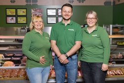 Bild 04: Eine herzliche Atmosphäre ist dem Team bei ADEG Pacher ein besonders großes Anliegen.  