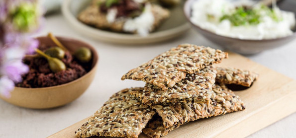 Dinkel-Knäckebror auf gedecktem Tisch