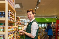 Bild 02: ADEG Kaufmann Thomas Alexejew setzt auf lokale Produkte.
