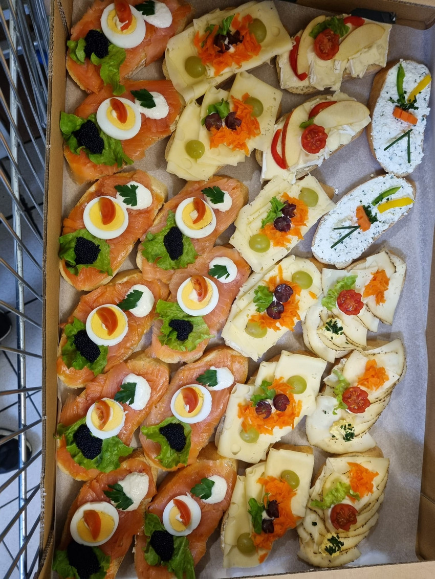Lachsbrötchen in einen Karton für den Transport Lachsbrötchen in einen Karton für den Transport