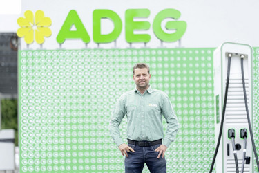 Gernot Piber neben seiner E-Ladestation