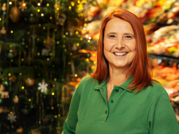 Bild 01: Die ADEG Weihnachtskampagne stellt in diesem Jahr die einzigartige Verbindung von ADEG Kauffrau Bernadette Himmelbauer aus Unterweißenbach (Bezirk Freistadt) zu ihrer Gemeinde in den Fokus. Credits: ©REWE Großhandel GmbH/WNSP