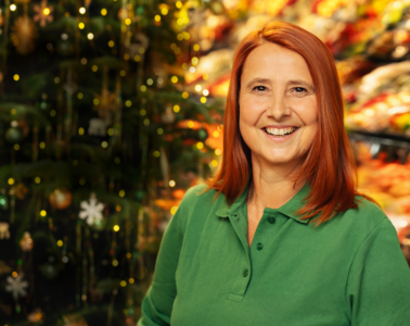 Bild 01: Die ADEG Weihnachtskampagne stellt in diesem Jahr die einzigartige Verbindung von ADEG Kauffrau Bernadette Himmelbauer aus Unterweißenbach (Bezirk Freistadt) zu ihrer Gemeinde in den Fokus. Credits: ©REWE Großhandel GmbH/WNSP