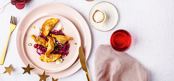 Knusprige Ganslteigtaschen mit Rotkrautsalat