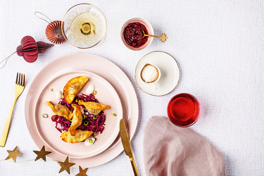 Knusprige Ganslteigtaschen mit Rotkrautsalat