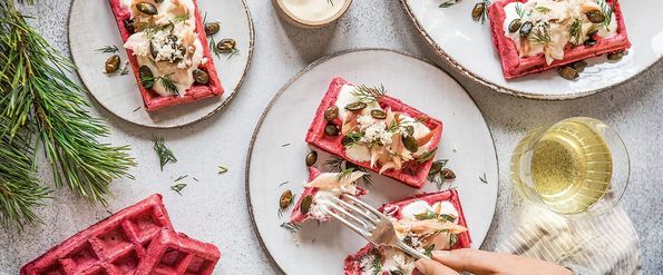 Rote Rüben Waffeln mit Räucherforelle