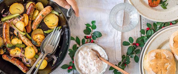 Deftige Würstelpfanne mit Sauerrahmdip