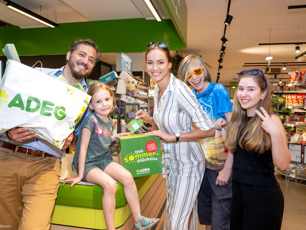 Adeg Sommerglückslos, Personen in Adeg Markt mit Gewinnbox