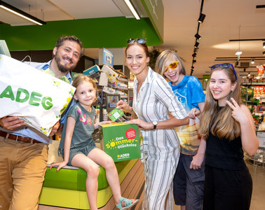 Adeg Sommerglückslos, Personen in Adeg Markt mit Gewinnbox