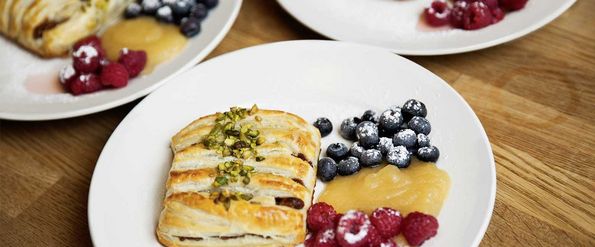 Pistazien-Schoko-Strudel an Beeren