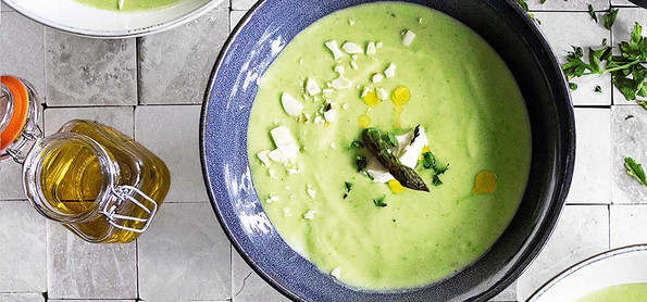 Grüne Spargelcremesuppe mit Parmesan