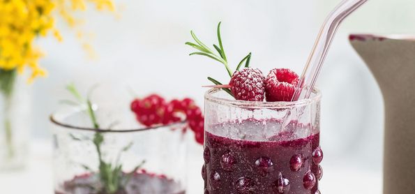 Rote-Rüben-Rhabarber-Smoothie mit Rosmarin