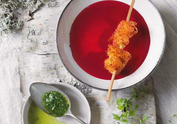 Rote-Rüben-Suppe mit Bergkäsekrapfen und Vogelmiere