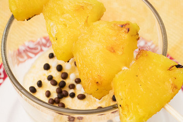 Gegrillte Ananas in Honig mit dreierlei Schokomousse