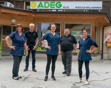 ADEG Kauffrau Cornelia Petzl (Mitte) sichert die lokale Nahversorgung in Krakaudorf.