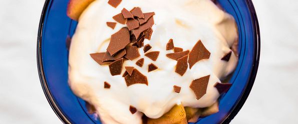 Topfen-Obers-Schichtdessert mit karamellisierten Äpfeln