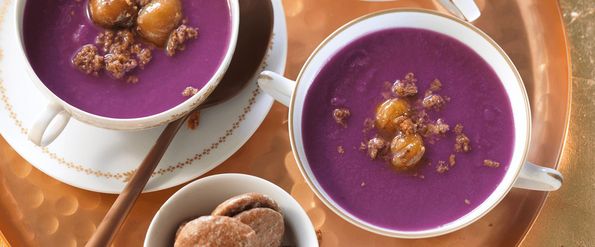 Rotkrautsuppe mit Lebkuchen und Maroni