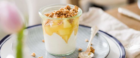 Honigjoghurt mit Apfelragout und Walnuss-Granola