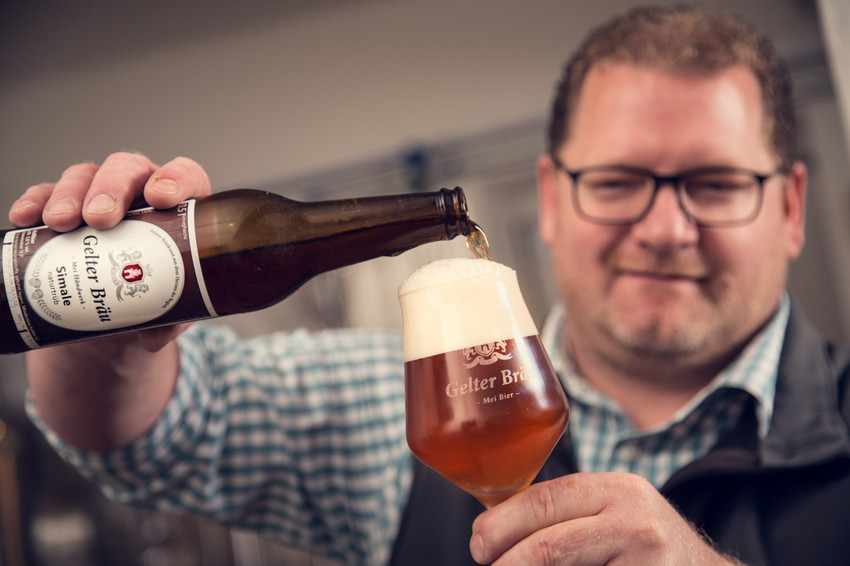 Christian Gelter füllt das Bier ab, und sich selbst haha Christian Gelter füllt das Bier ab, und sich selbst haha