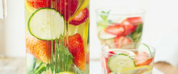 Detoxwasser mit Gurke, Erdbeeren & Himbeeren