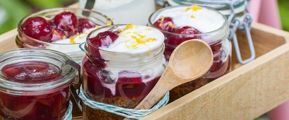 Mohnkuchen mit Kirschen und Joghurtcreme im Glas