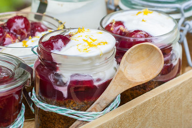 Mohnkuchen mit Kirschen und Joghurtcreme im Glas