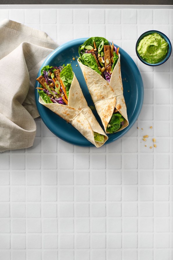 Tofu-Wraps mit Gemüse und Avocado-Dip
