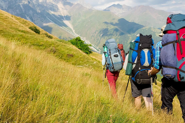 3 Personen wandern mit großen Rucksäckne