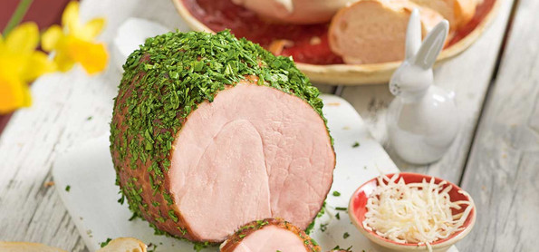 Osterschinken im Kräutermantel mit Tomaten-Jungzwiebel-Salat