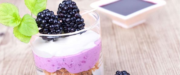 Schichtcreme mit Ziegenfrischkäse, Honig und Brombeeren