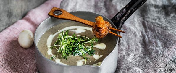 Deftige Pilz-Lauchsuppe mit gebackenen Cremechampignons und Kresse