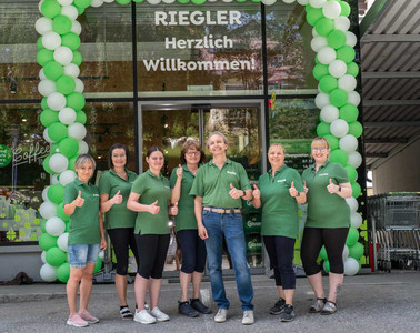 Bild 03_ADEG Riegler: Auf sein Team kann sich der selbstständige ADEG Kaufmann Harald Riegler immer verlassen.