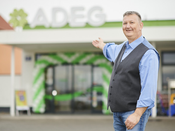 ADEG Kostadivonic vor seinem ADEG Markt im 22. Bezirk Wiens