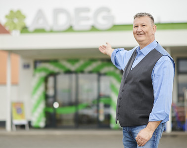 ADEG Kostadivonic vor seinem ADEG Markt im 22. Bezirk Wiens