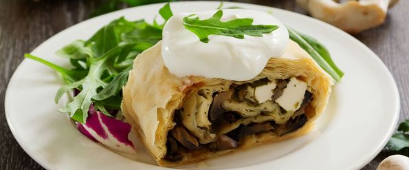 Schwammerlstrudel mit Kräuterjoghurt