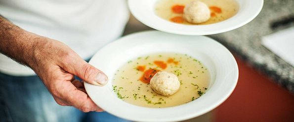 Eingemachte Hühnersuppe mit Bröselknödeln