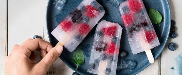 Erfrischende Kokoswasser-Beeren-Popsicles