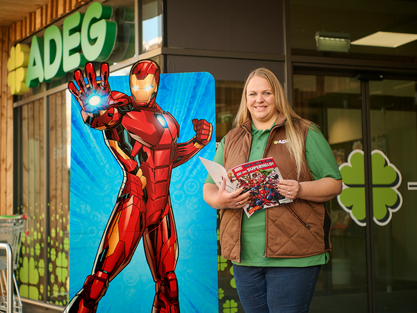 Die Hauptrolle in dem TV-Spot zur Sticker-Kampagne übernahm ADEG Kauffrau Daniela Kern aus der Marktgemeinde Krummnußbaum (Bezirk Melk, NÖ). Credits: ©REWE Großhandel GmbH /Martin Hörmandinger/© 2024 MARVEL