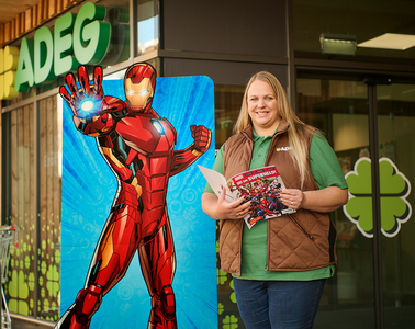 Die Hauptrolle in dem TV-Spot zur Sticker-Kampagne übernahm ADEG Kauffrau Daniela Kern aus der Marktgemeinde Krummnußbaum (Bezirk Melk, NÖ). Credits: ©REWE Großhandel GmbH /Martin Hörmandinger/© 2024 MARVEL